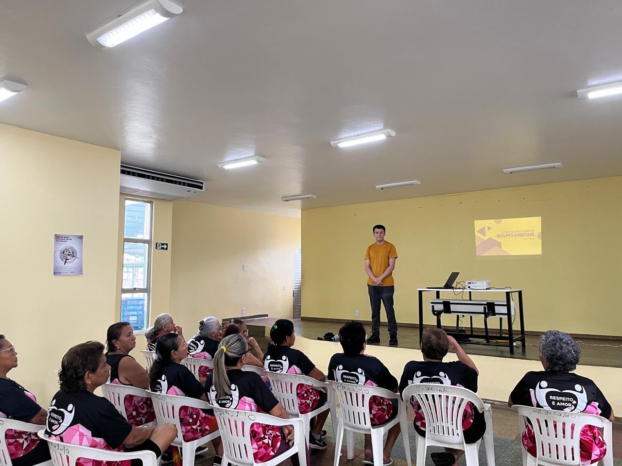 Prefeitura de Manaus promove palestra sobre segurança digital para pessoas idosas no bairro Armando Mendes