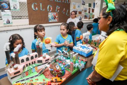 Feira do Conhecimento mobiliza cerca de 1.300 alunos em Manaus com tema Mulheres na Ciência e Tecnologia