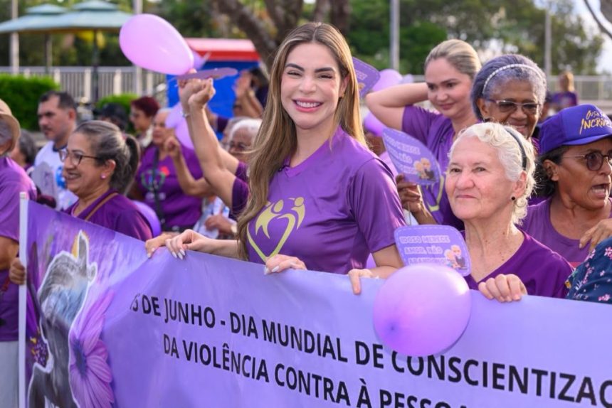 Junho Violeta mobiliza idosos na Ponta Negra em caminhada pela proteção da pessoa idosa