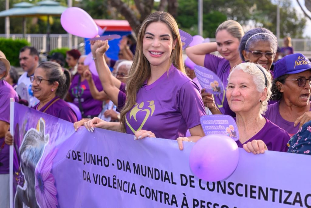 Junho Violeta mobiliza idosos na Ponta Negra em caminhada pela proteção da pessoa idosa