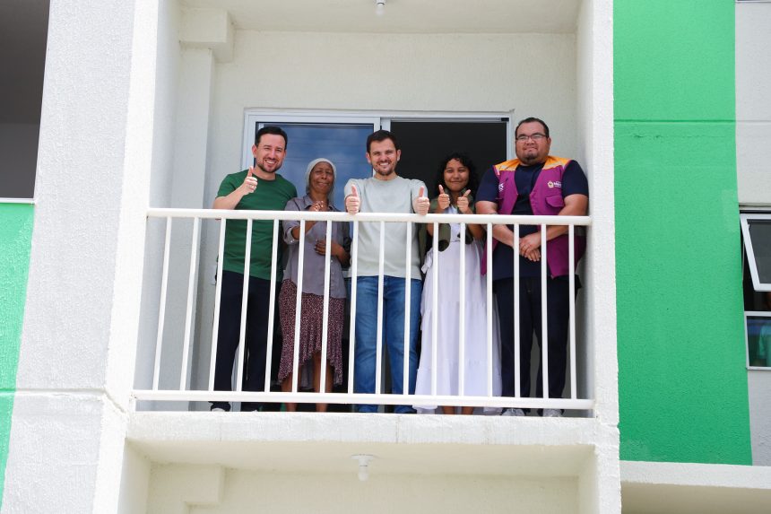 Prefeitura de Manaus entrega móveis a famílias do residencial Morar Melhor 15 no Parque das Tribos