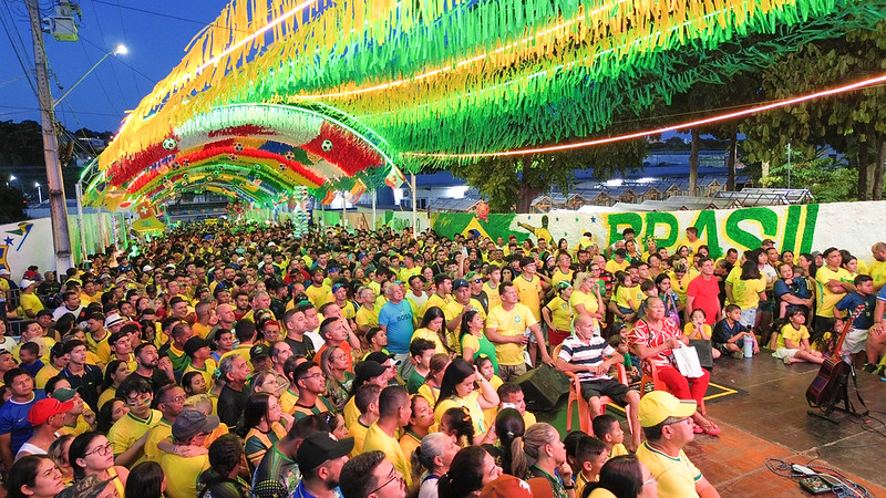 Ruas da Copa em Manaus reúnem centenas de famílias e movimentam comércio nos bairros no sábado 13/6