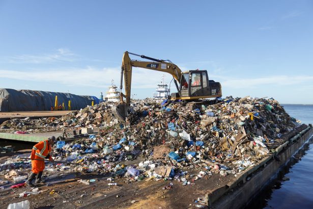 Prefeitura de Manaus realiza transbordo de resíduos e destina cerca de 400 toneladas do rio Negro