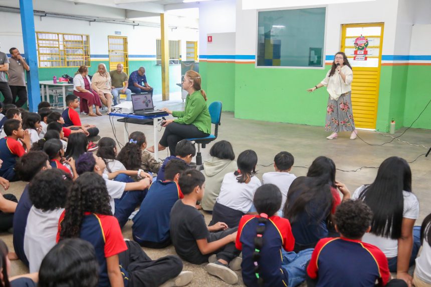 Palestra em escola municipal de Manaus aborda desinformação e uso consciente das redes sociais entre estudantes