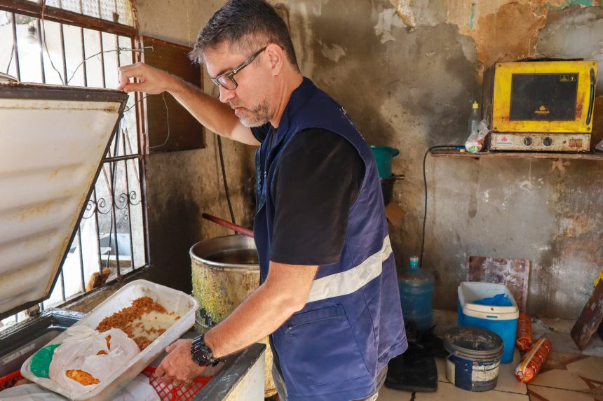 Prefeitura de Manaus interditou fábrica clandestina de salgados no Centro e apreendeu equipamentos por risco sanitário e ordem pública