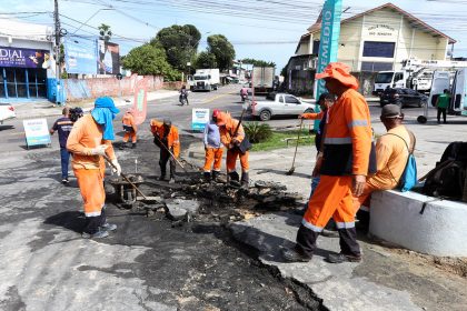 Programa Manaus que a Gente Cuida executa recuperação asfáltica e limpeza no bairro Cidade de Deus durante operação integrada