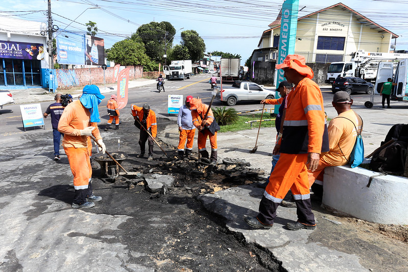 Programa Manaus que a Gente Cuida executa recuperação asfáltica e limpeza no bairro Cidade de Deus durante operação integrada