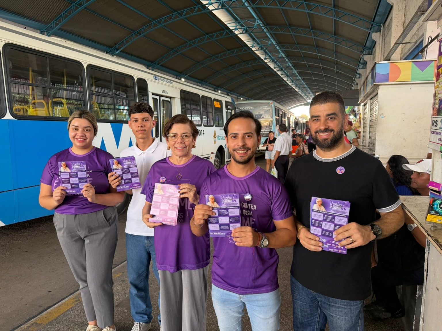 Prefeitura de Manaus realiza ação educativa nos terminais T1 e T2 para enfrentar violência contra a pessoa idosa durante Junho Violeta