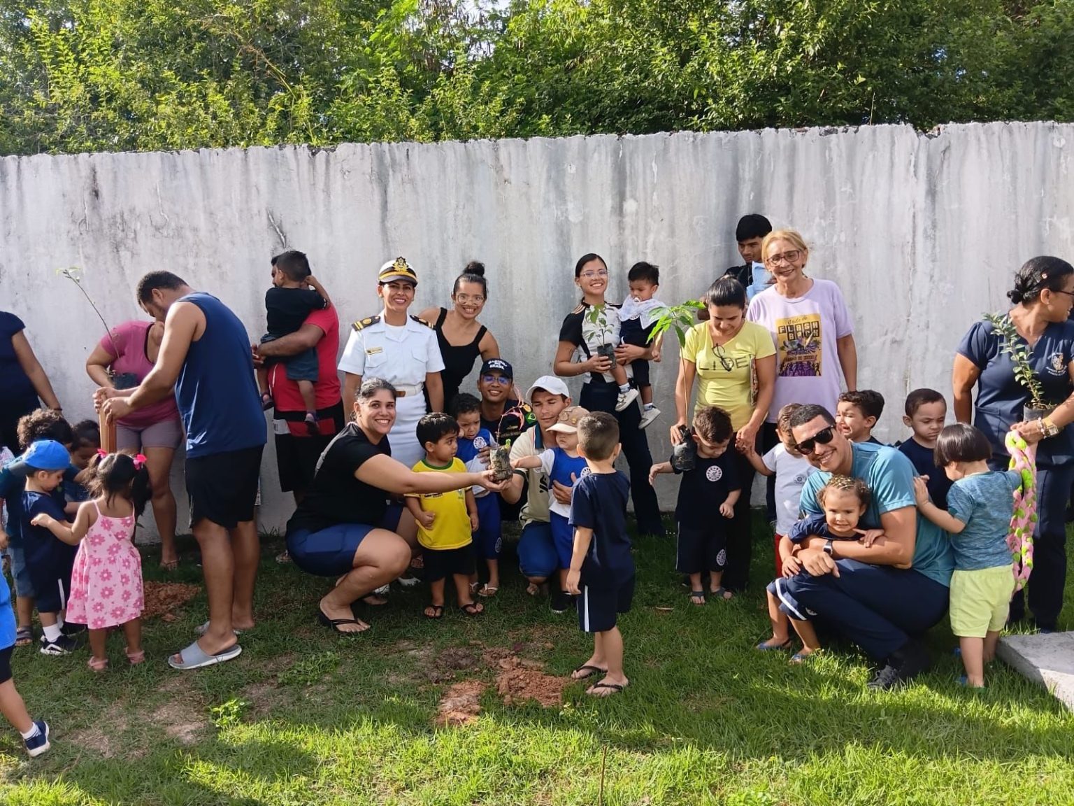 Crianças participam de plantio de mudas em creche municipal de Manaus para educação ambiental e envolvimento familiar