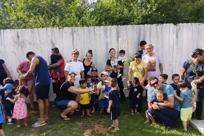 Crianças participam de plantio de mudas em creche municipal de Manaus para educação ambiental e envolvimento familiar