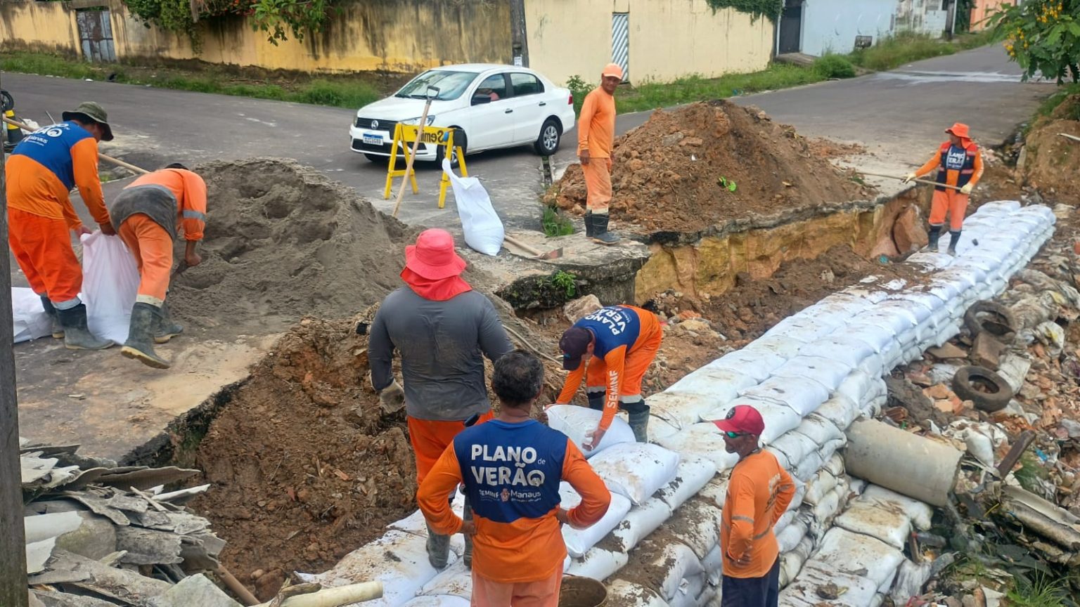 Prefeitura de Manaus realiza intervenção emergencial para conter erosão no bairro Planalto e aplicar rip-rap
