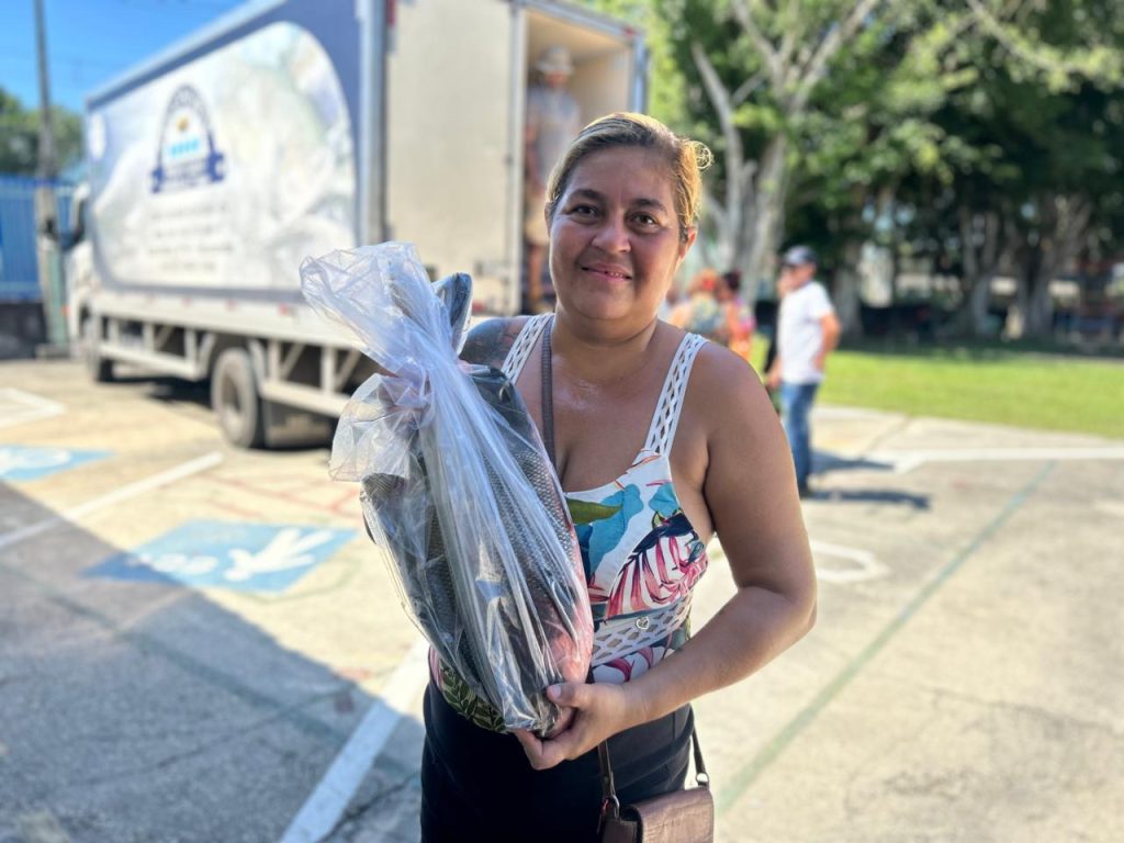 ADS faz doação de pescado e distribui seis toneladas a moradores da zona leste de Manaus