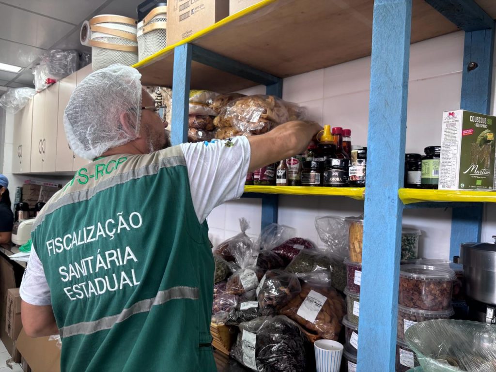 FVS-RCP reforça orientações sobre água e alimentos durante Festival de Parintins para prevenir doenças