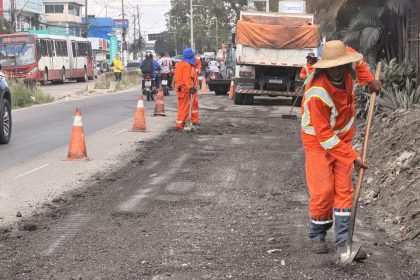 Prefeitura de Manaus intensifica operação tapa-buracos na avenida Torquato Tapajós e prepara base para nova camada asfáltica