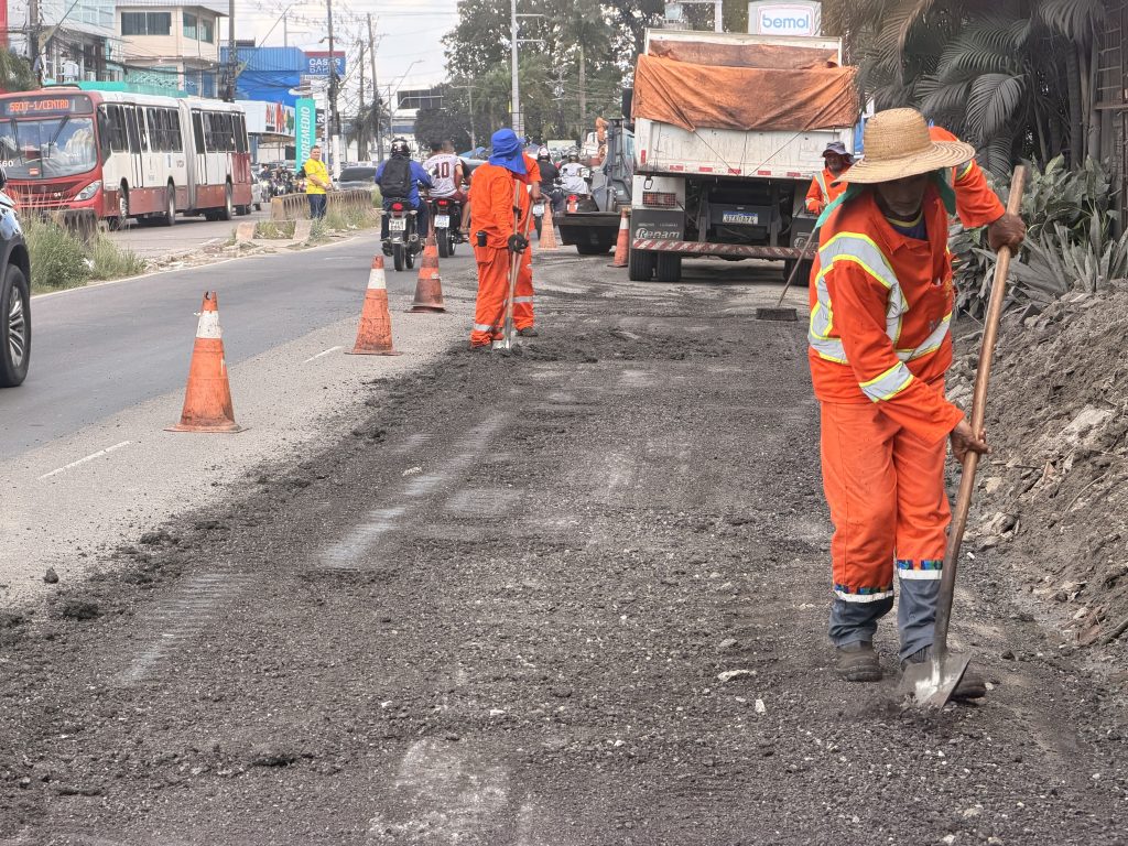 Prefeitura de Manaus intensifica operação tapa-buracos na avenida Torquato Tapajós e prepara base para nova camada asfáltica