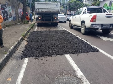 Recuperação asfáltica na avenida Jornalista Umberto Calderaro Filho é concluída pela Prefeitura de Manaus