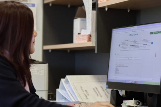 RegiCare Assist é adotado pela Regis Aged Care para reduzir papel e priorizar cuidados desde En septiembre de 2025