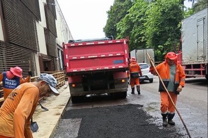 Prefeitura de Manaus intensifica recuperação asfáltica em Adrianópolis para melhorar mobilidade e segurança viária