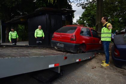 Remoção de carros abandonados em Manaus retira quatro veículos no Monte das Oliveiras e reduz riscos à saúde e ao trânsito