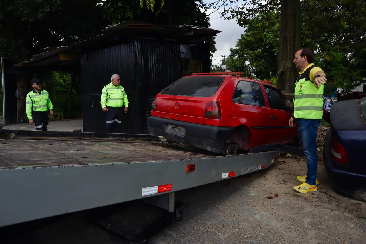 Remoção de carros abandonados em Manaus retira quatro veículos no Monte das Oliveiras e reduz riscos à saúde e ao trânsito
