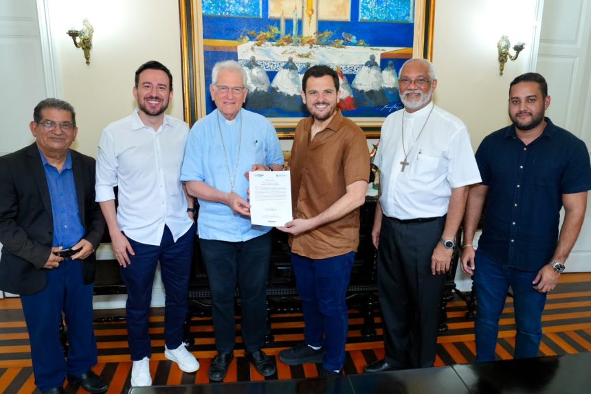 Prefeito de Manaus entrega títulos a templos e avança na regularização fundiária pela prefeitura