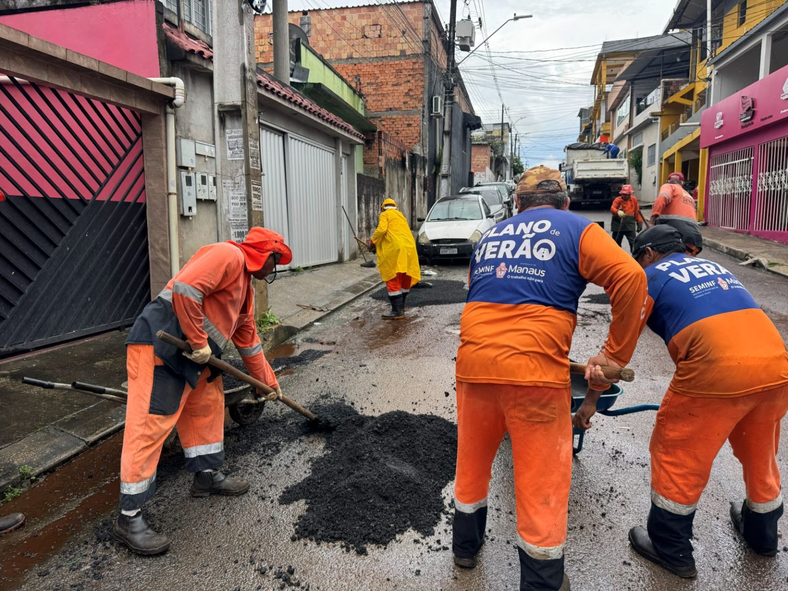 Prefeitura de Manaus realiza operação tapa-buracos na rua Lóris Cordovil para recuperar via e melhorar mobilidade local