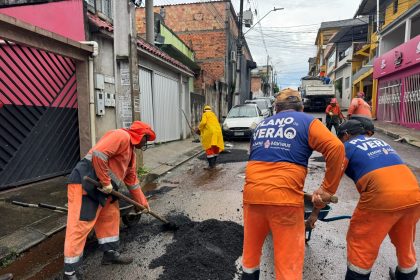 Prefeitura de Manaus realiza operação tapa-buracos na rua Lóris Cordovil para recuperar via e melhorar mobilidade local