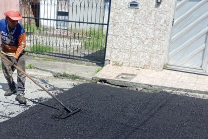 Prefeitura de Manaus realiza manutenção asfáltica na rua Angélica Doce e amplia recuperação viária na zona Norte
