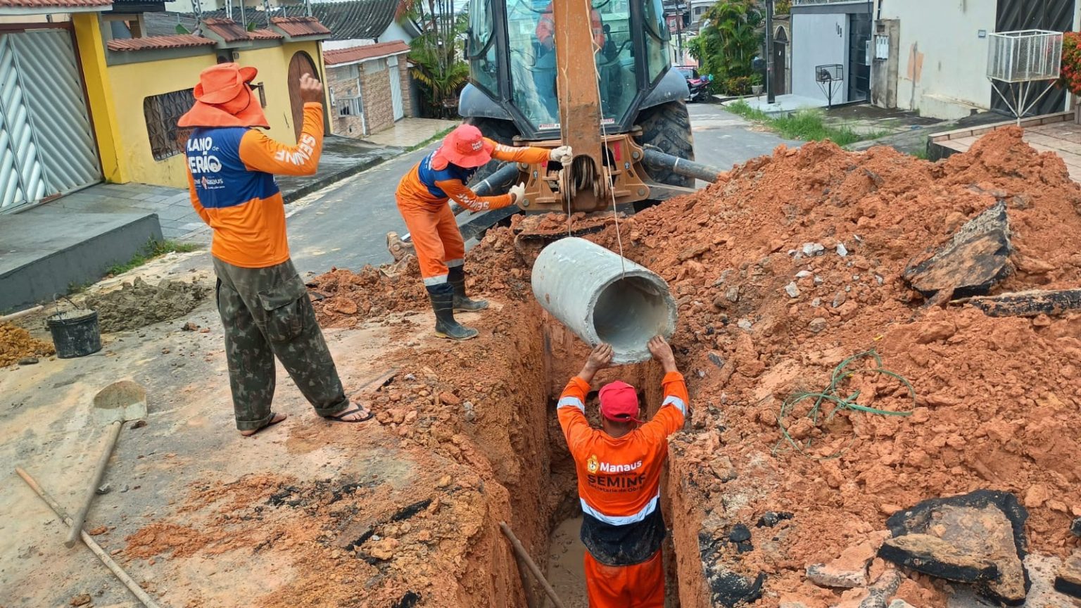 Recuperação da rede de drenagem profunda em Manaus substitui 25 tubos na rua Coronel Silvino Cavalcante