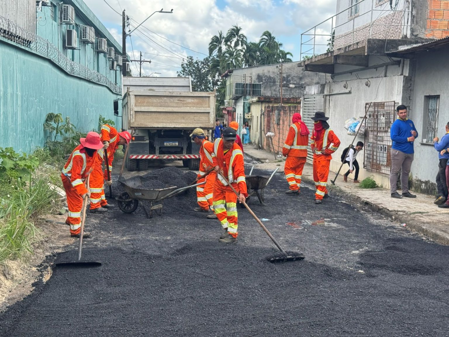 Prefeitura de Manaus realiza manutenção asfáltica na rua Serra do Rio Negro em 16/6 para recuperar via e melhorar tráfego