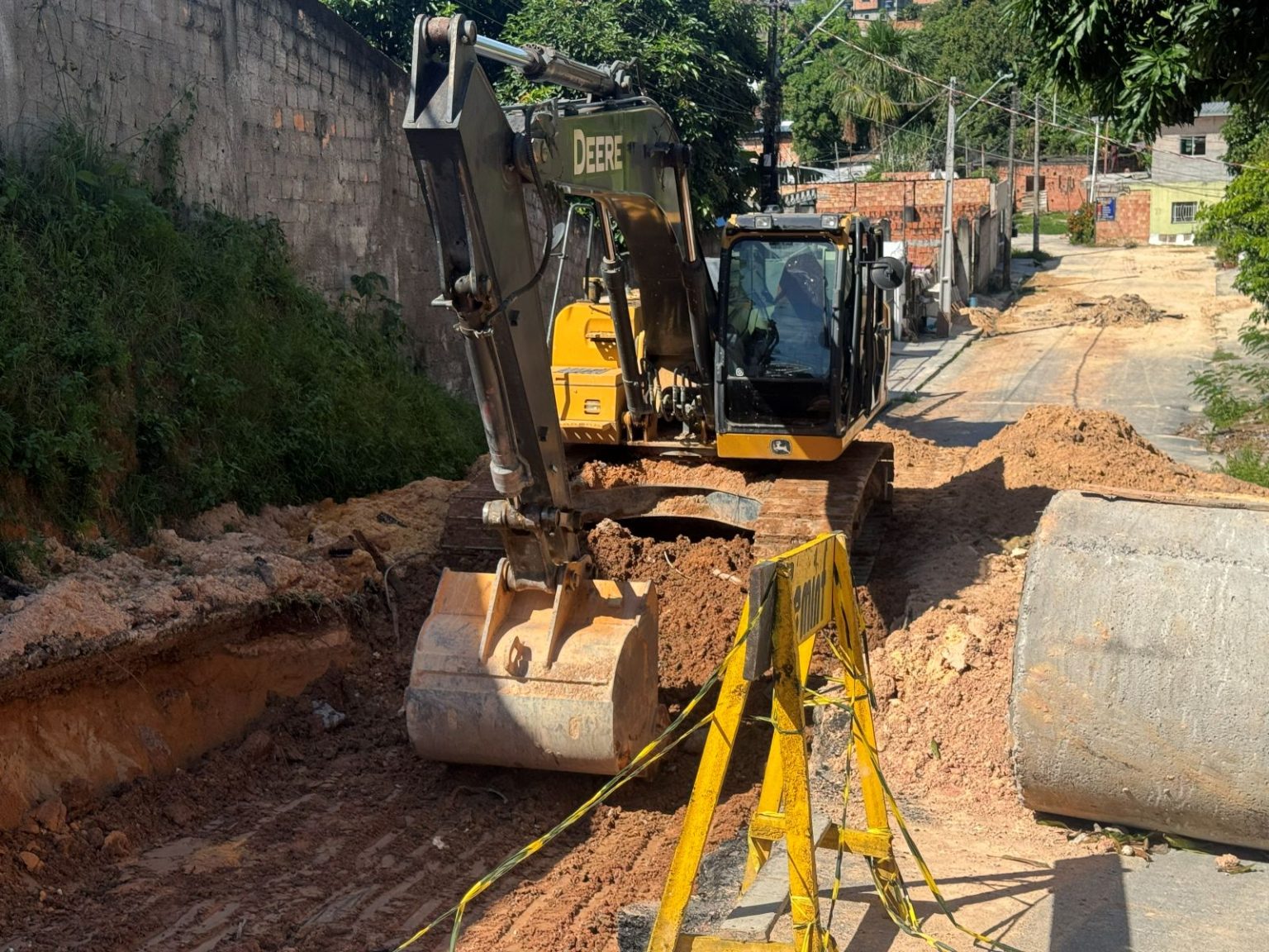 Prefeitura de Manaus realiza recuperação da rede de drenagem profunda na rua Betumirim após chuvas intensas