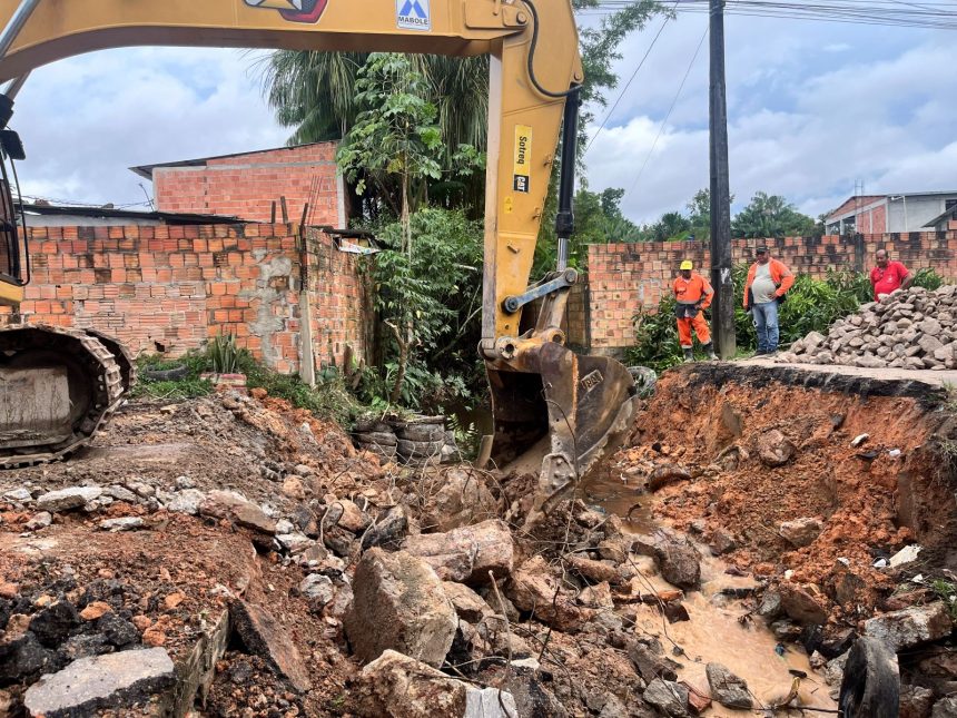 Prefeitura de Manaus amplia sistema de drenagem na rua Almirante Tamandaré para recuperar via no Parque Riachuelo