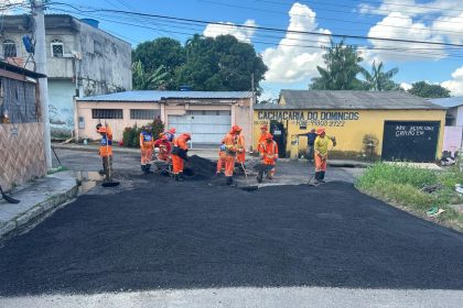 Prefeitura de Manaus intensifica manutenção asfáltica na rua Franz Schubert para recuperar tráfego e mobilidade
