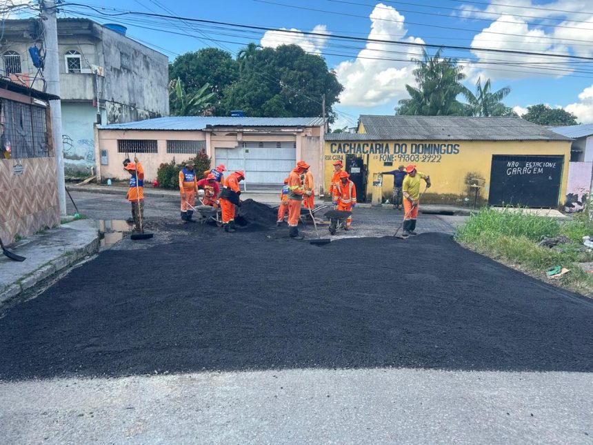 Prefeitura de Manaus intensifica manutenção asfáltica na rua Franz Schubert para recuperar tráfego e mobilidade