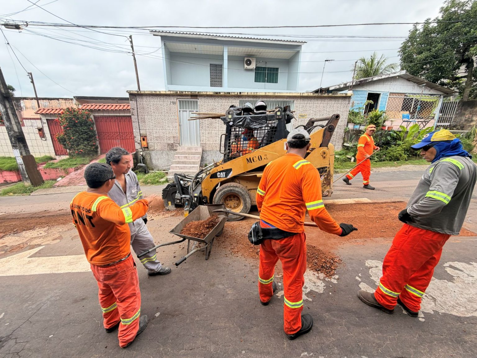 Prefeitura de Manaus realiza recuperação da malha viária na rua Beatriz Portinari no Japiim