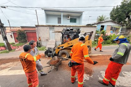 Prefeitura de Manaus realiza recuperação da malha viária na rua Beatriz Portinari no Japiim