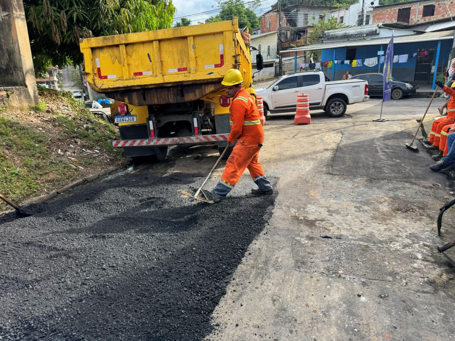 Prefeitura de Manaus realiza recuperação asfáltica na Travessa Meireles durante operação Tapa-Buracos