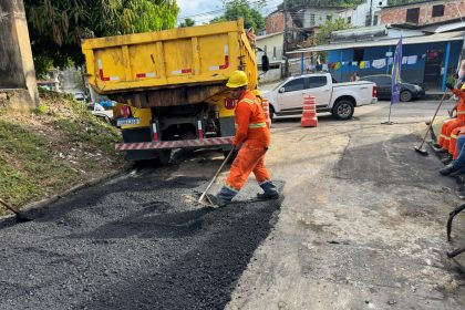 Prefeitura de Manaus realiza recuperação asfáltica na Travessa Meireles durante operação Tapa-Buracos