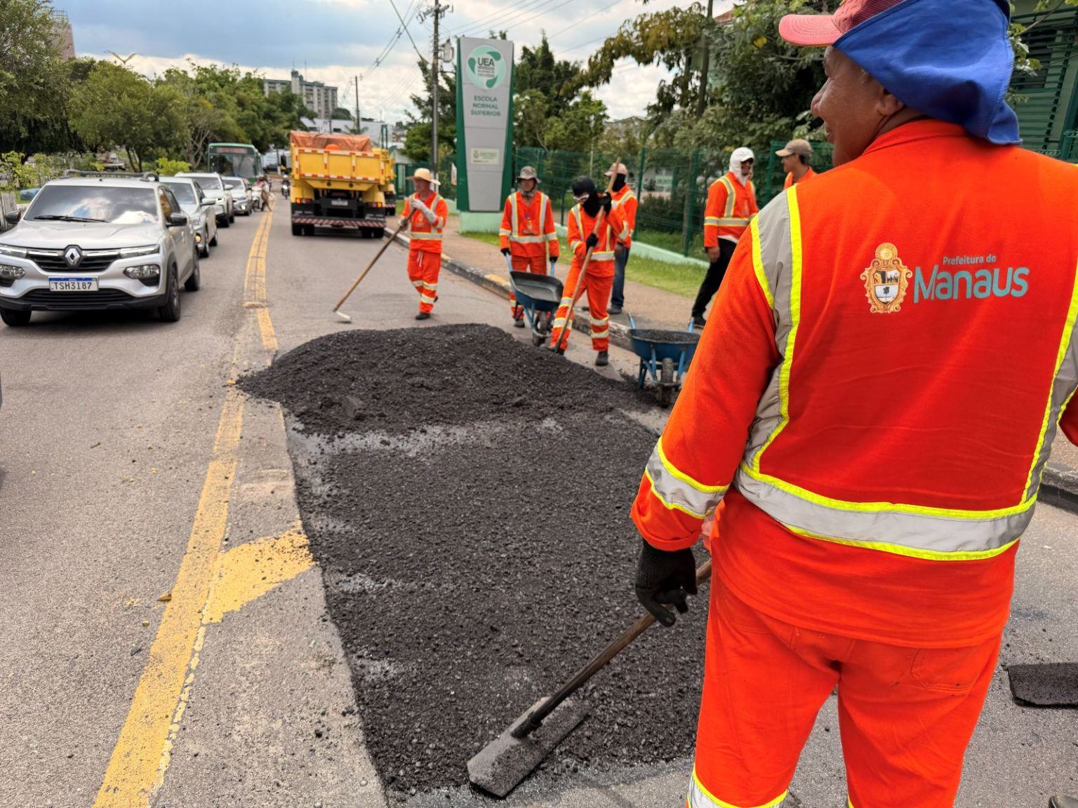 Prefeitura de Manaus intensifica manutenção asfáltica na avenida Djalma Batista para recuperar pavimento e melhorar mobilidade