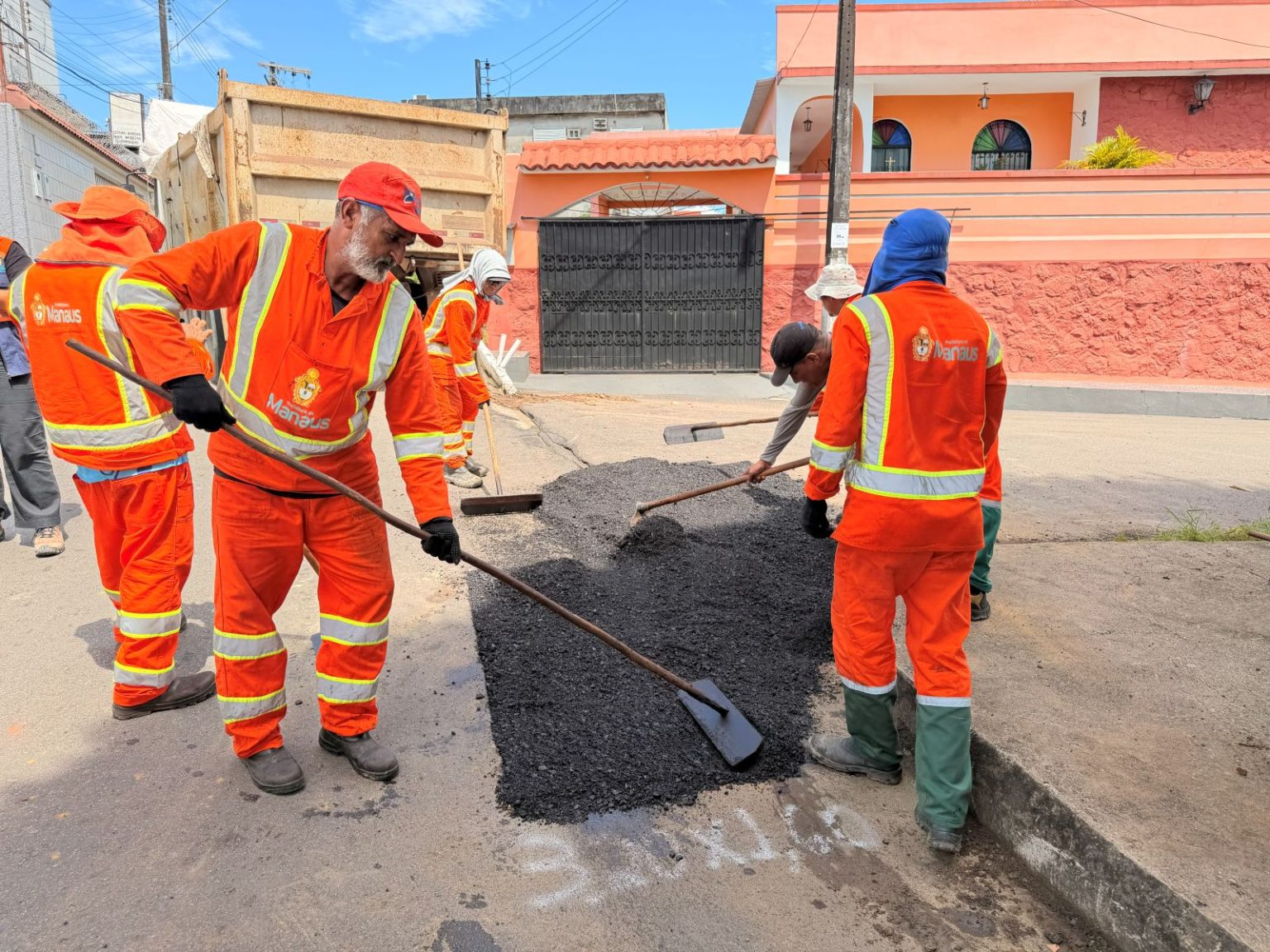 Prefeitura de Manaus realiza manutenção asfáltica na rua Umarizal para recuperar trecho em Santo Antônio