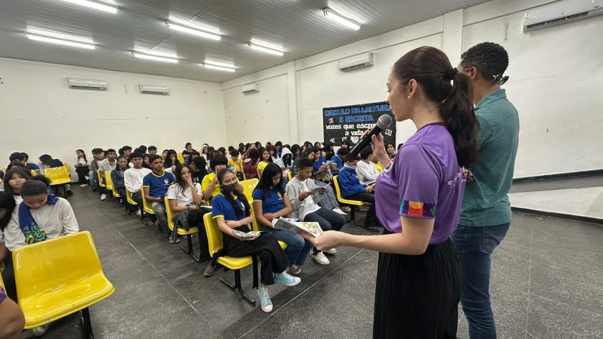 Prefeitura de Manaus promove Junho Violeta nas escolas para proteger a pessoa idosa e seus direitos