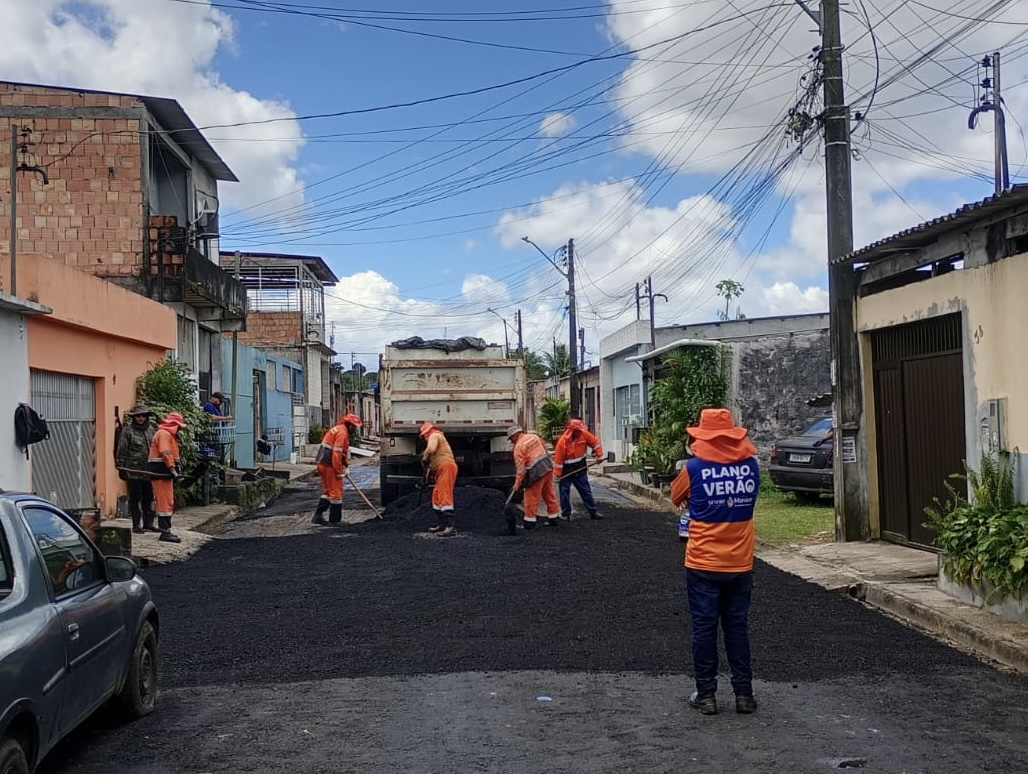 Prefeitura de Manaus realiza manutenção asfáltica na rua 7 do conjunto Cidadão 10 para recuperar trecho da malha viária