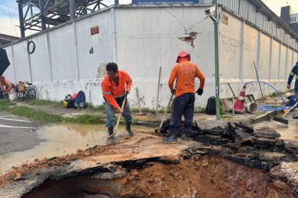 Prefeitura de Manaus recupera rede de drenagem profunda na rua Acre após erosão provocada por tubulação