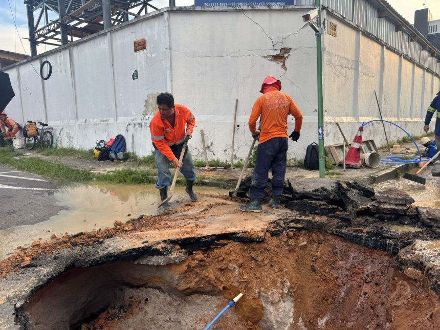 Prefeitura de Manaus recupera rede de drenagem profunda na rua Acre após erosão provocada por tubulação