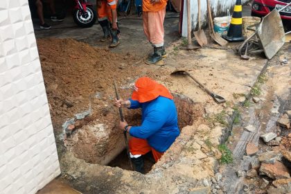 Manaus intensifica recuperação da drenagem profunda e calçada na rua José Augusto de Queiroz