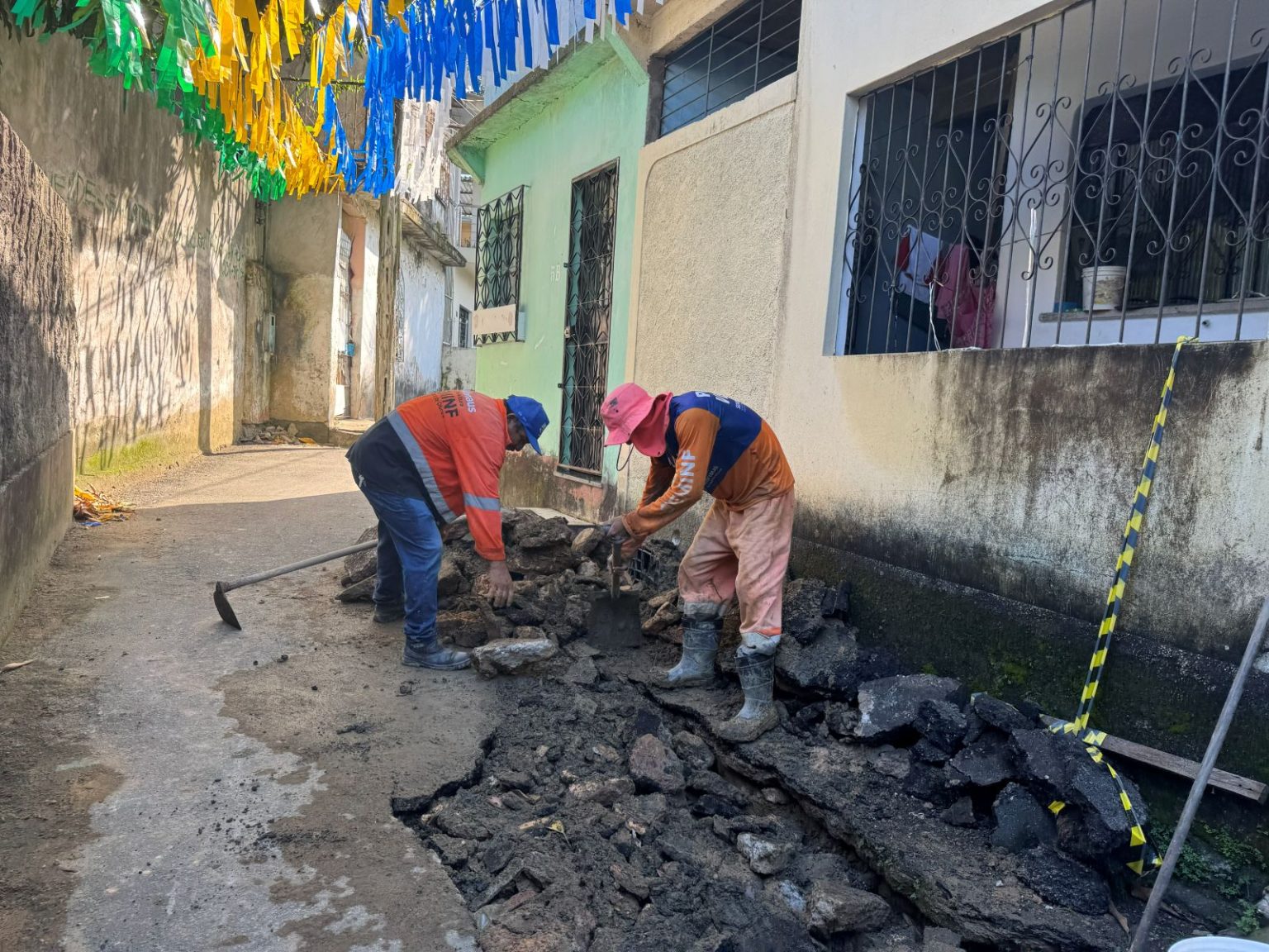 Prefeitura de Manaus inicia recuperação de trecho da rede de drenagem profunda no beco Itapuranga para melhorar o escoamento