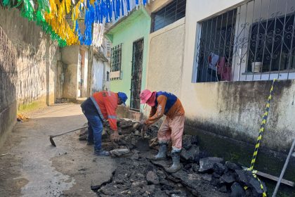 Prefeitura de Manaus inicia recuperação de trecho da rede de drenagem profunda no beco Itapuranga para melhorar o escoamento