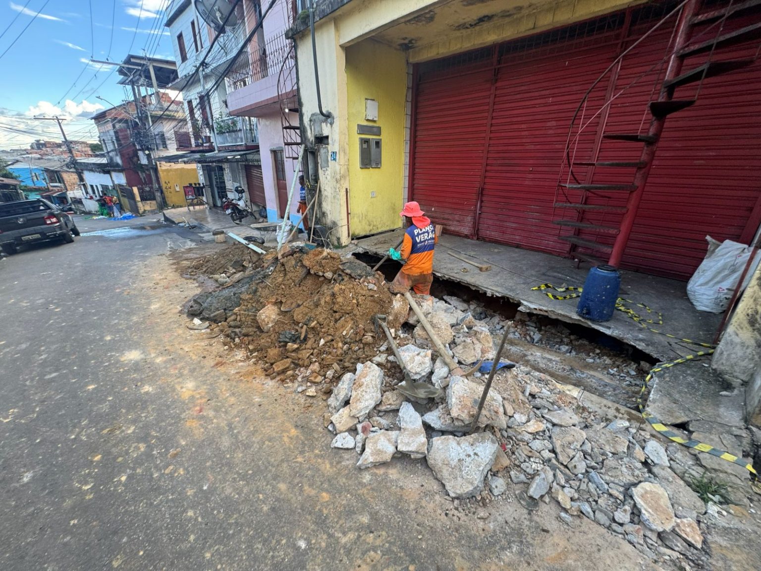 Prefeitura de Manaus recupera sistemas de drenagem na rua do Porto e remove resíduos que obstruíam rede