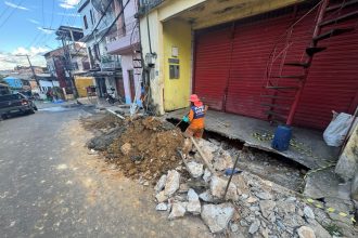 Prefeitura de Manaus recupera sistemas de drenagem na rua do Porto e remove resíduos que obstruíam rede
