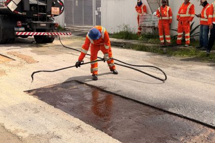 Prefeitura de Manaus intensifica manutenção asfáltica no bairro Flores e recupera trechos de duas ruas
